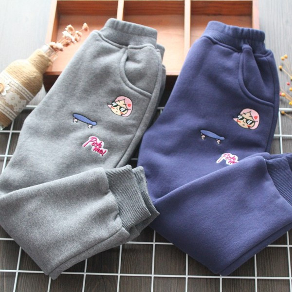 Μοντέρνο παιδικό αθλητικό μπουφάν σε κεντήματα μπλε, μαύρο και μοβ χρώμα