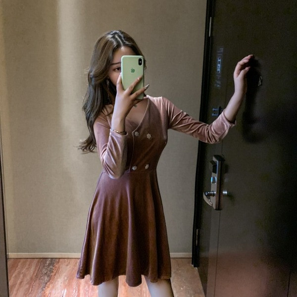 Rochie de dama moderna din catifea cu nasturi si maneci lungi in roz si negru