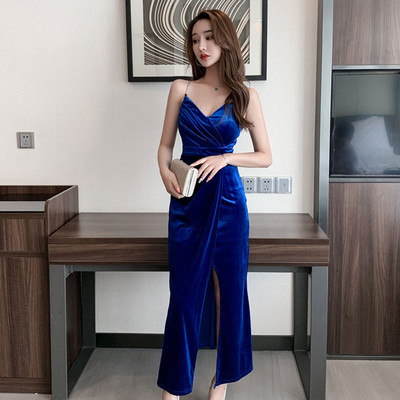 Κομψό γυναικείο φόρεμα από βελούδο με σχισμή και λεπτούς ιμάντες ώμου σε μαύρο και μπλε χρώμα