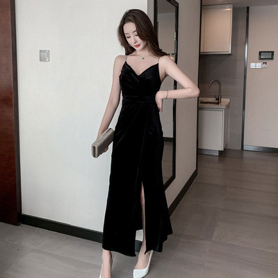 Κομψό γυναικείο φόρεμα από βελούδο με σχισμή και λεπτούς ιμάντες ώμου σε μαύρο και μπλε χρώμα