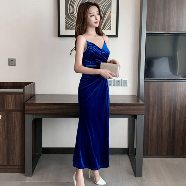 Κομψό γυναικείο φόρεμα από βελούδο με σχισμή και λεπτούς ιμάντες ώμου σε μαύρο και μπλε χρώμα