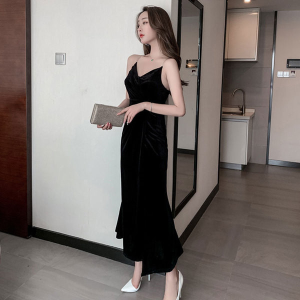 Κομψό γυναικείο φόρεμα από βελούδο με σχισμή και λεπτούς ιμάντες ώμου σε μαύρο και μπλε χρώμα