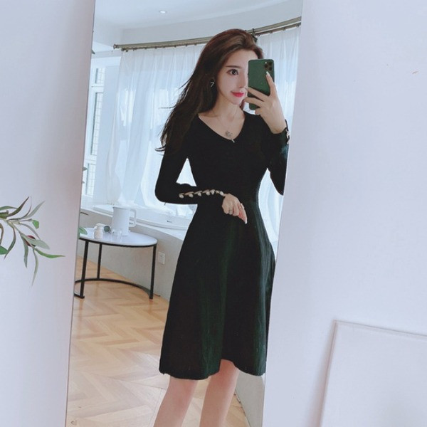 Κομψό γυναικείο φόρεμα  με λαιμόκοψη στο μπεζ και μαύρο χρώμα