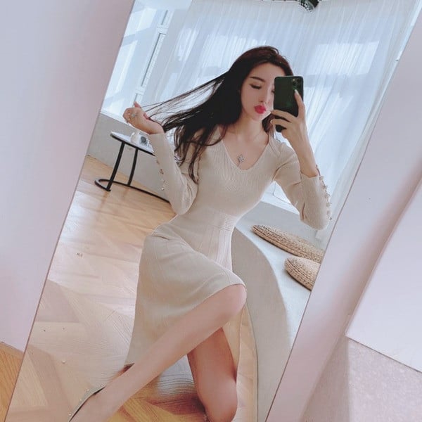 Κομψό γυναικείο φόρεμα  με λαιμόκοψη στο μπεζ και μαύρο χρώμα