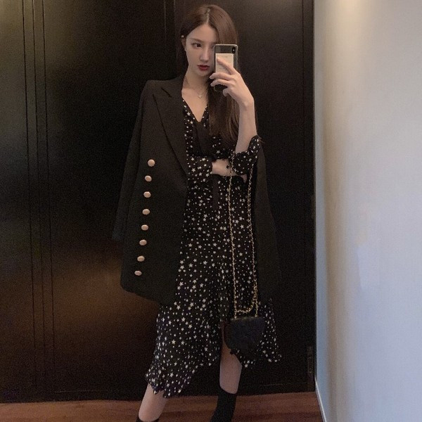 Jachetă lungă, cu nasturi, de culoare neagră