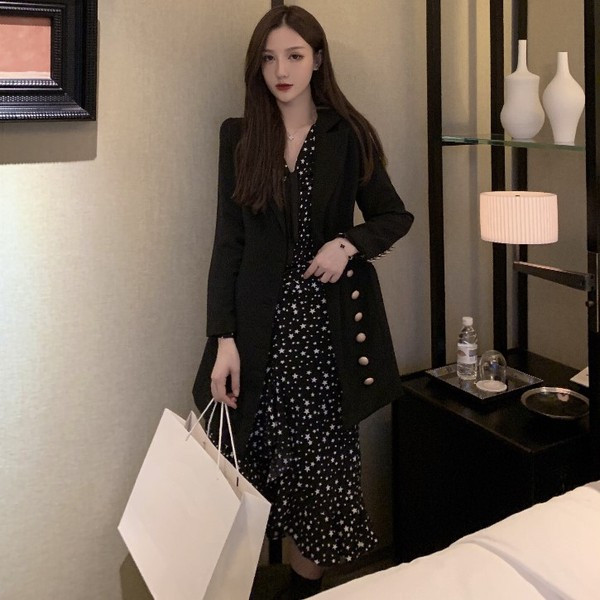 Jachetă lungă, cu nasturi, de culoare neagră