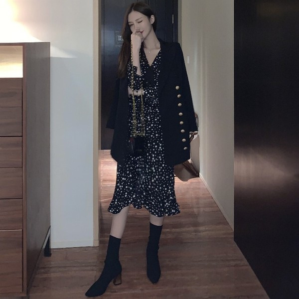 Jachetă lungă, cu nasturi, de culoare neagră