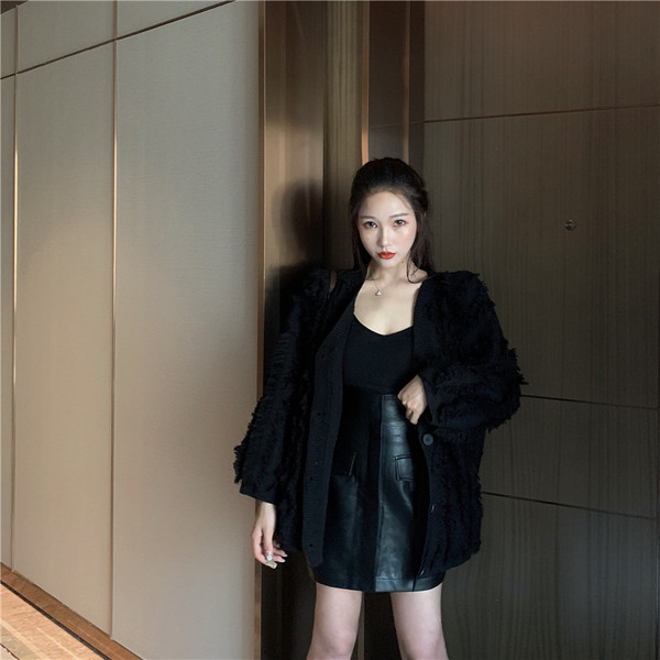 Cardigan de damă cu franjuri și nasturi în alb și negru