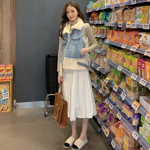 Γυναικείο χνουδωτό γιλέκο με κομμάτια από denim σε δύο χρώματα