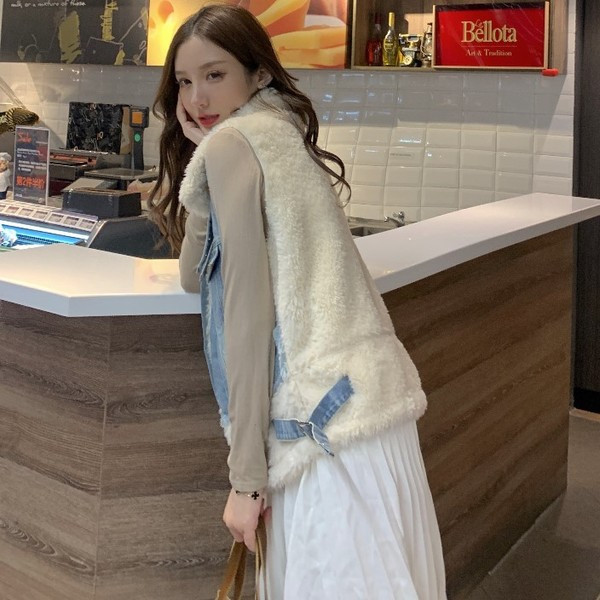 Γυναικείο χνουδωτό γιλέκο με κομμάτια από denim σε δύο χρώματα