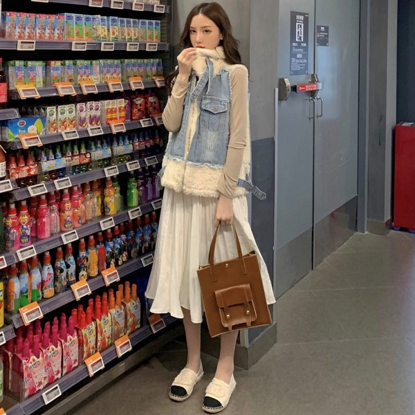 Γυναικείο χνουδωτό γιλέκο με κομμάτια από denim σε δύο χρώματα