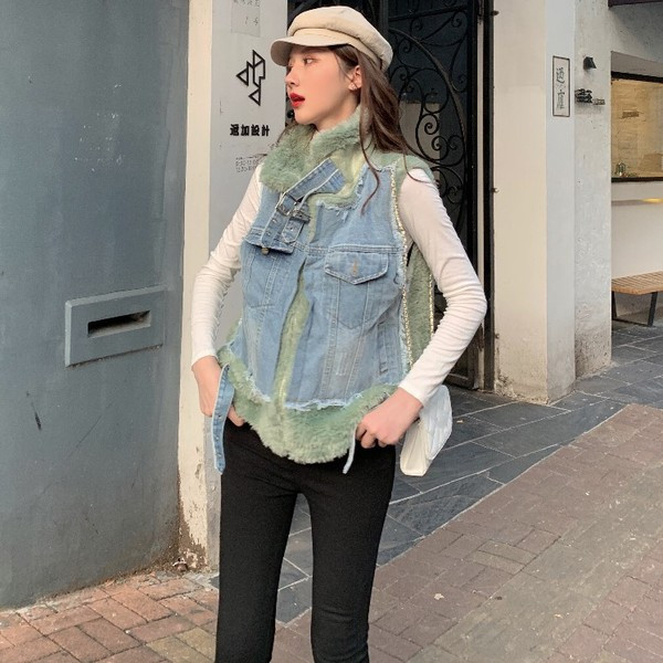 Γυναικείο χνουδωτό γιλέκο με κομμάτια από denim σε δύο χρώματα