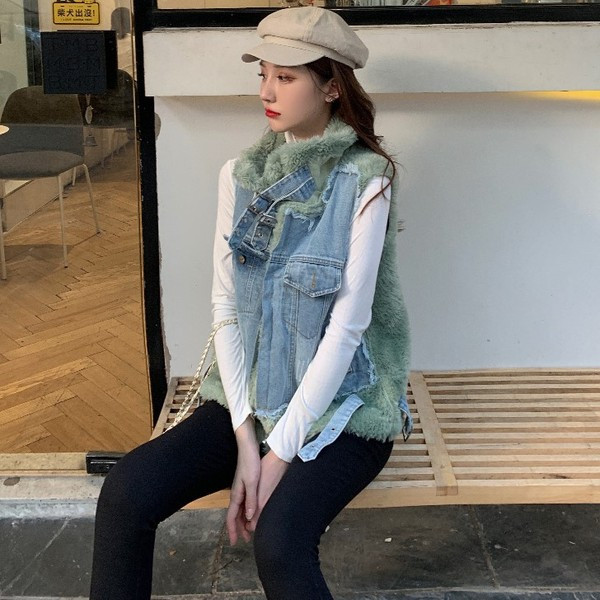 Γυναικείο χνουδωτό γιλέκο με κομμάτια από denim σε δύο χρώματα