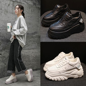 Modern női bőrcipő magas platformmal, fekete-fehér színben