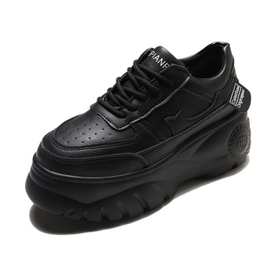 Modern női bőrcipő magas platformmal, fekete-fehér színben