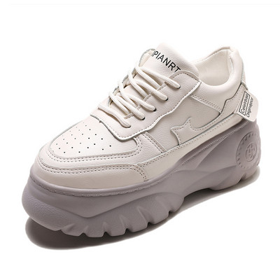 Modern női bőrcipő magas platformmal, fekete-fehér színben