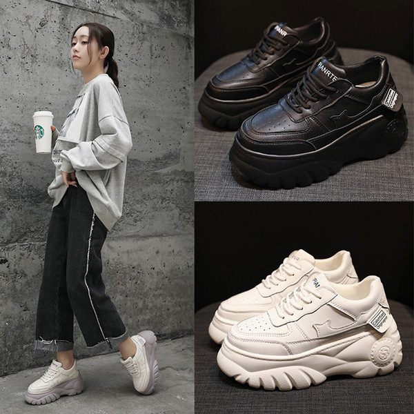 Modern női bőrcipő magas platformmal, fekete-fehér színben