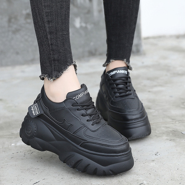 Modern női bőrcipő magas platformmal, fekete-fehér színben