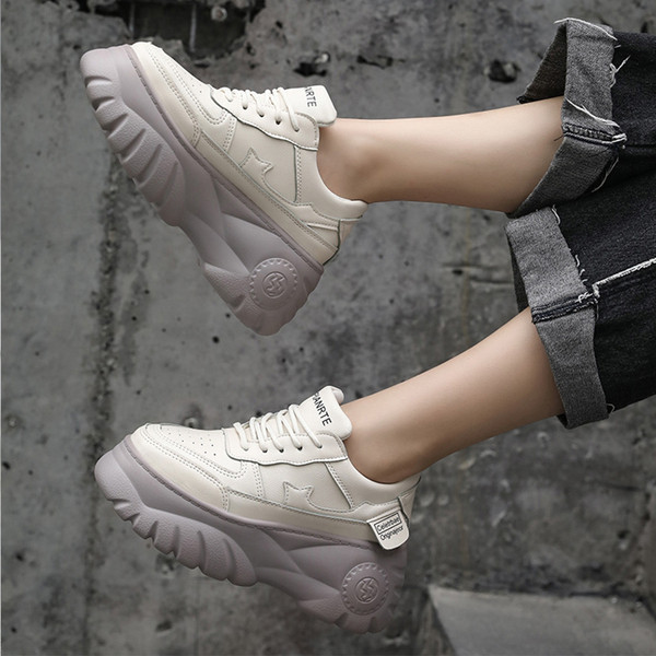 Modern női bőrcipő magas platformmal, fekete-fehér színben