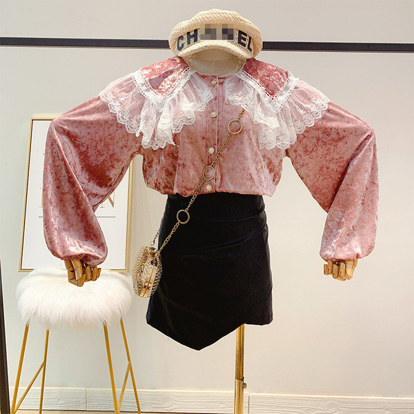 Γυναικεία  μπλούζα με βελούδο και με δαντέλα σε τέσσερα χρώματα