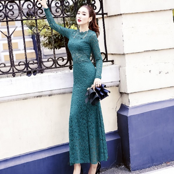 Γυναικείο μακρύ δαντελένιο φόρεμα με μακριά μανίκια σε μαύρο και πράσινο χρώμα