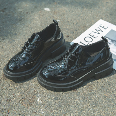 Pantofi moderni de dama din piele cu talpa aspra in alb si negru