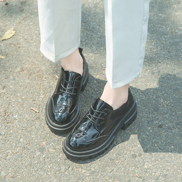 Pantofi moderni de dama din piele cu talpa aspra in alb si negru