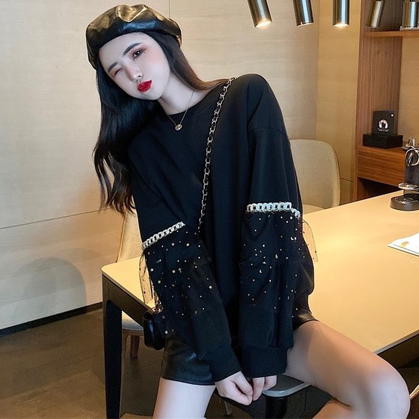 Bluză largă de damă de culoare neagră cu tul pe mâneci