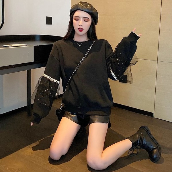 Bluză largă de damă de culoare neagră cu tul pe mâneci