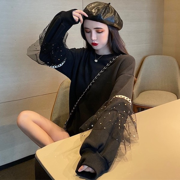 Bluză largă de damă de culoare neagră cu tul pe mâneci