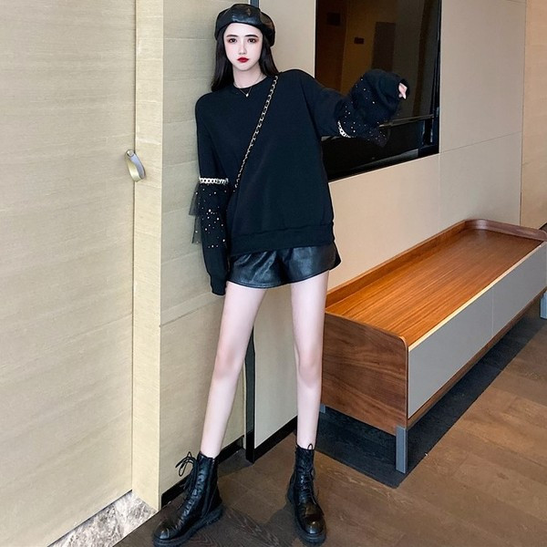 Bluză largă de damă de culoare neagră cu tul pe mâneci