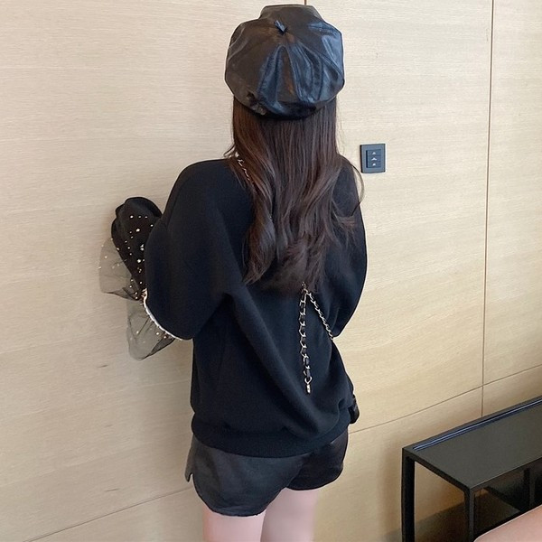 Bluză largă de damă de culoare neagră cu tul pe mâneci