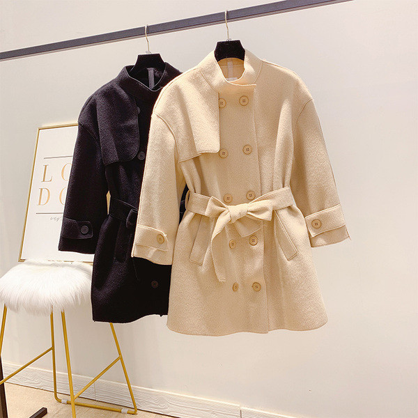 Γυναικείο παλτό με ζώνη σε μαύρο και μπεζ χρώμα