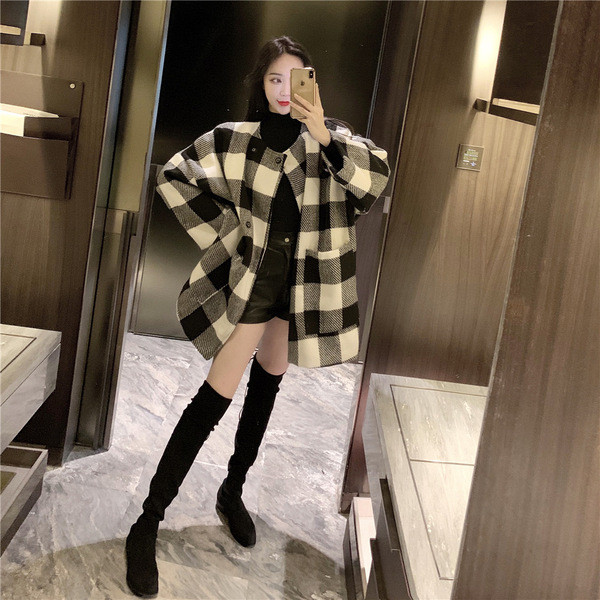 Palton lat subțire în carouri, cu buzunare