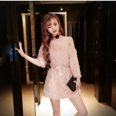 Rochie de dama moderna cu umerii goi in alb si roz