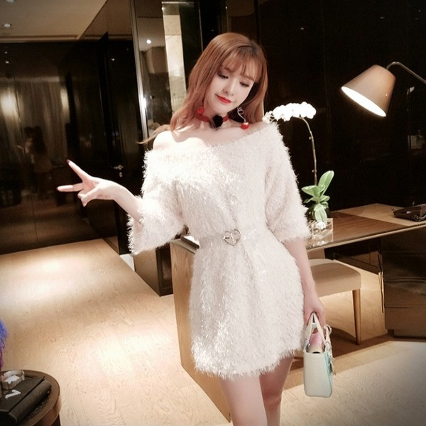 Rochie de dama moderna cu umerii goi in alb si roz