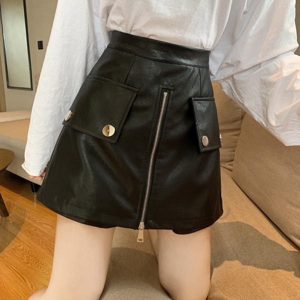 Κοντύ φούστα- παντελόνι  με φερμουάρ σε μαύρο και άσπρο χρώμα