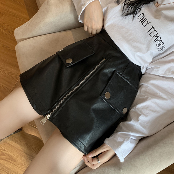 Κοντύ φούστα- παντελόνι  με φερμουάρ σε μαύρο και άσπρο χρώμα