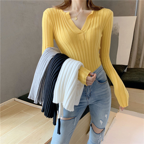 Bluză de damă mulată din tricot subțire cu decolteu spitz în mai multe culori