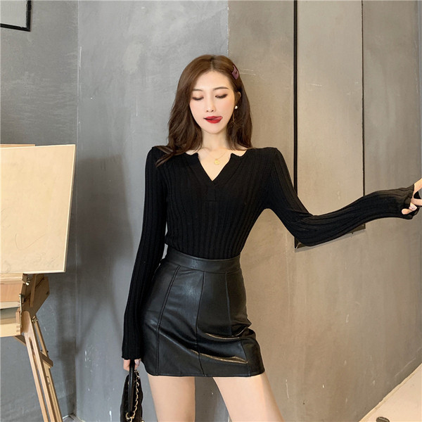 Bluză de damă mulată din tricot subțire cu decolteu spitz în mai multe culori