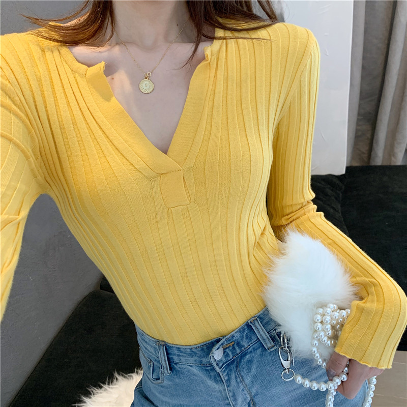 Bluză de damă mulată din tricot subțire cu decolteu spitz în mai multe culori