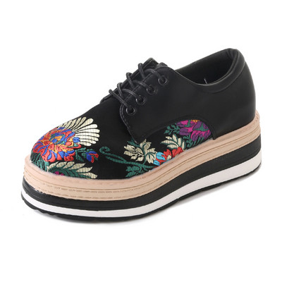 Κομψά γυναικεία παπούτσια με ψηλή σόλα με πολύχρωμα κεντήματα