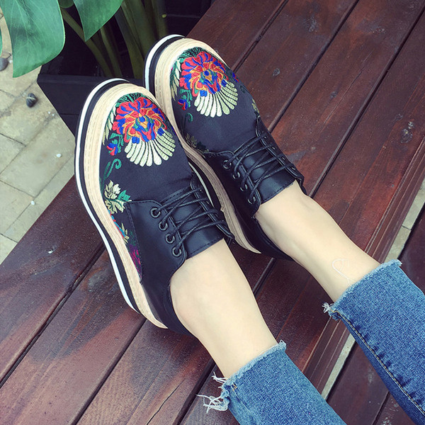 Κομψά γυναικεία παπούτσια με ψηλή σόλα  με πολύχρωμα κεντήματα