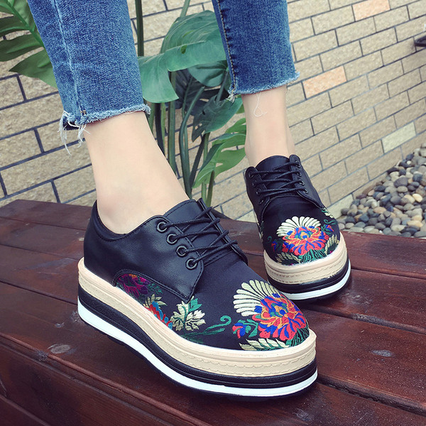 Κομψά γυναικεία παπούτσια με ψηλή σόλα  με πολύχρωμα κεντήματα