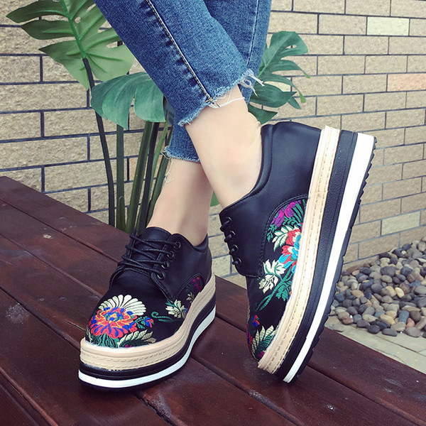 Κομψά γυναικεία παπούτσια με ψηλή σόλα  με πολύχρωμα κεντήματα