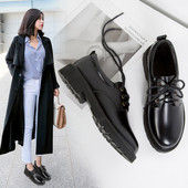 Μοντέρνα γυναικεία παπούτσια με κορδόνια σε μαύρο χρώμα