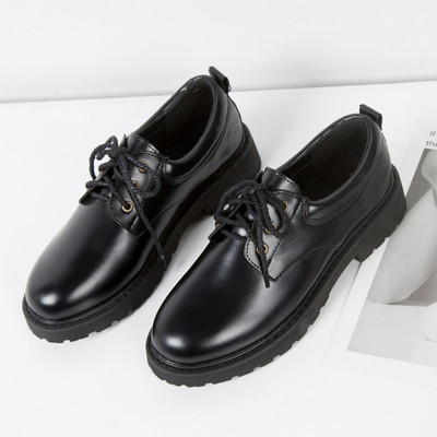 Μοντέρνα γυναικεία παπούτσια με κορδόνια σε μαύρο χρώμα