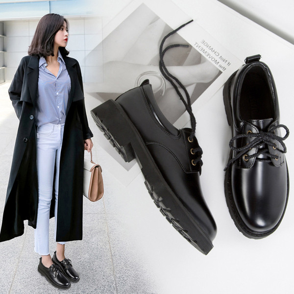 Μοντέρνα γυναικεία παπούτσια με κορδόνια σε μαύρο χρώμα