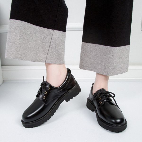Μοντέρνα γυναικεία παπούτσια με κορδόνια σε μαύρο χρώμα