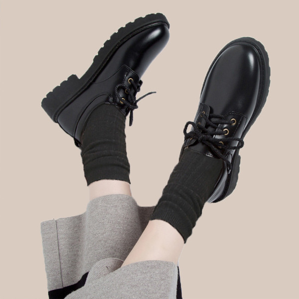 Μοντέρνα γυναικεία παπούτσια με κορδόνια σε μαύρο χρώμα